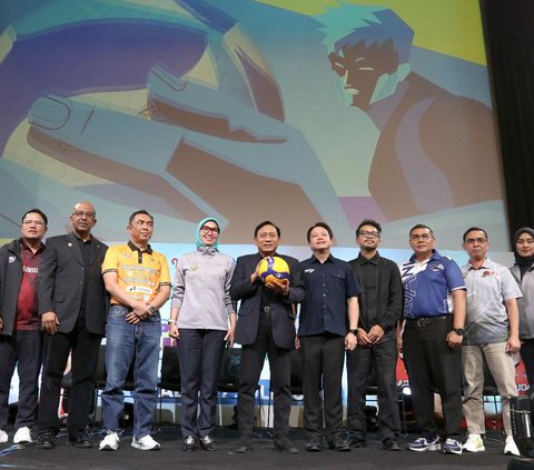 Ketum Persatuan Bola Voli Seluruh Indonesia (PP PBVSI) Imam Sudjarwo (tengah) dan Direktur Moji David Setiawan (empat kanan) berfoto bersama seusai konferensi pers di SCTV Tower, Jakarta, Rabu (17/7/2024).Elang Mahkota Teknologi (EMTEK Group) akan menayangkan laga final PLN Mobile ProLiga 2024.Foto: Liputan6.com/Herman Zakharia