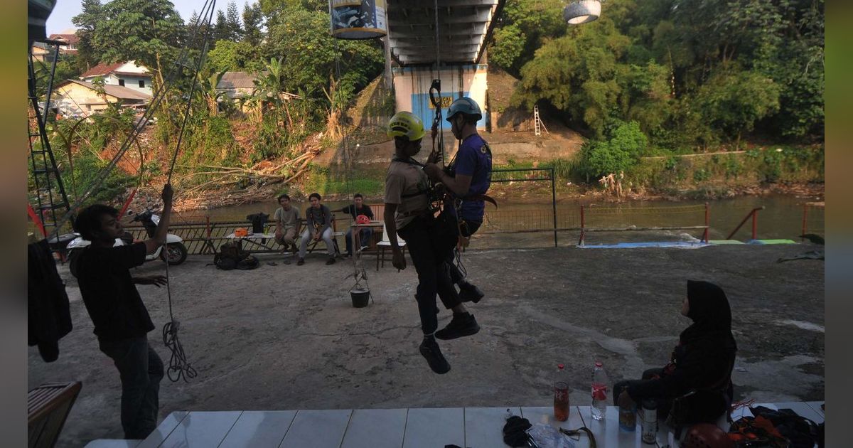 FOTO: Mengintip Latihan Upaya Penyelamatan Diri di Pinggiran Kali Ciliwung