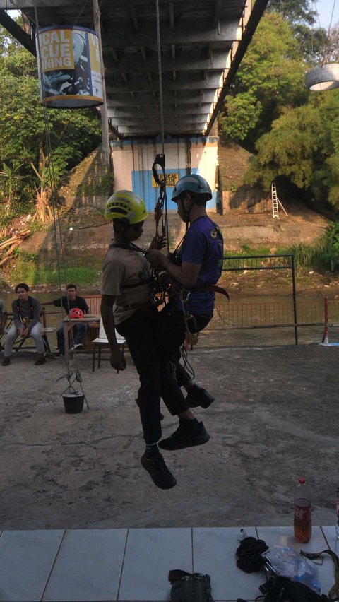 FOTO: Mengintip Latihan Upaya Penyelamatan Diri di Pinggiran Kali Ciliwung