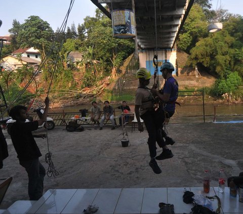 Sejumlah peserta LatgabCaving Jabodetabeka mengikuti latihan penyelamatan diri atau self rescue di posko Komunitas Ciliwung Panus (KCP), Depok, Jawa Barat Selasa (16/7/2024). Latihan self rescue ini dilakukan guna  penyamaan persepsi dalam teknik penyelamatan secara individu saat penelusuran gua vertikal.Foto: Merdeka.com/Imam Buhori