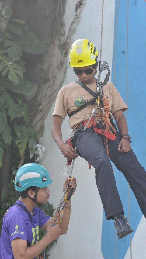 Penyelamatan dengan teknik croll to croll, counter balance, dan power system ini dapat digunakan untuk segala medan.Foto: Merdeka.com/Imam Buhori