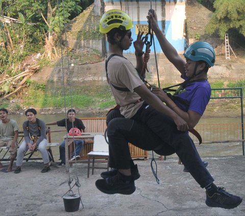 FOTO: Mengintip Latihan Upaya Penyelamatan Diri di Pinggiran Kali Ciliwung