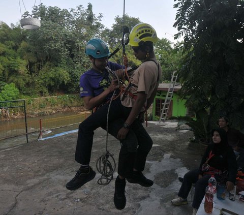 FOTO: Mengintip Latihan Upaya Penyelamatan Diri di Pinggiran Kali Ciliwung