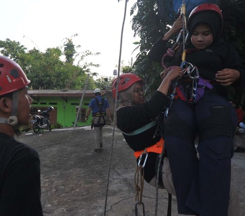 FOTO: Mengintip Latihan Upaya Penyelamatan Diri di Pinggiran Kali Ciliwung