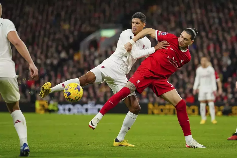 Striker Liverpool Darwin Nunez (kanan) dikawal ketat bek Manchester United Raphael Varane dalam lanjutan Liga Inggris di Stadion Anfield.