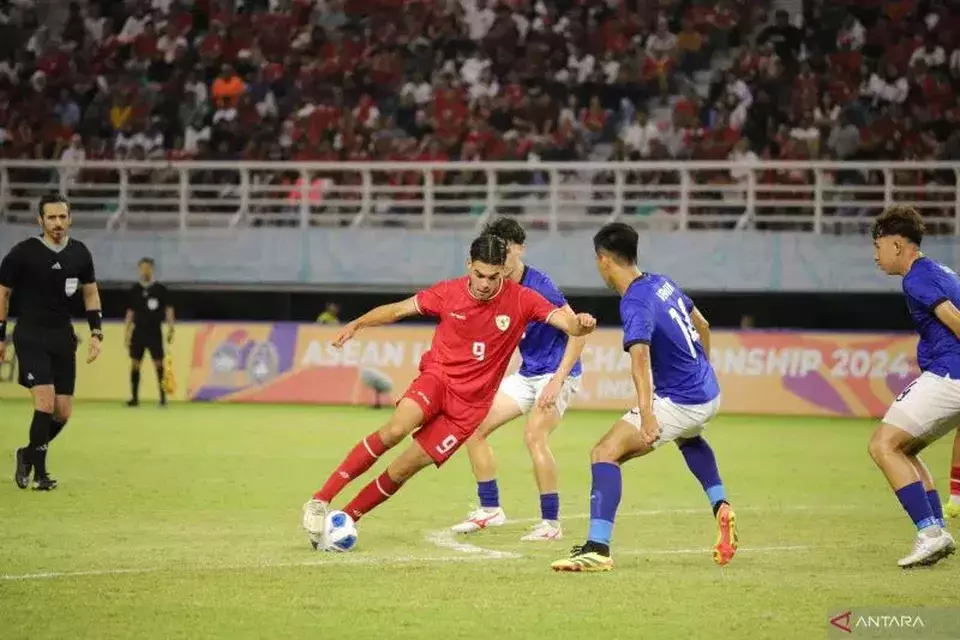 Striker Timnas Indonesia U-19 Jens Raven saat beraksi melawan Kamboja.