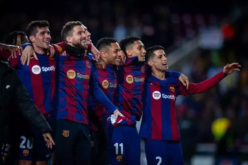 Selebrasi pemain Barcelona setelah memastikan diri lolos ke perempat final Liga Champions.